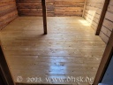 Der Fußboden im hinteren Raum der Hütte ist fertig geölt