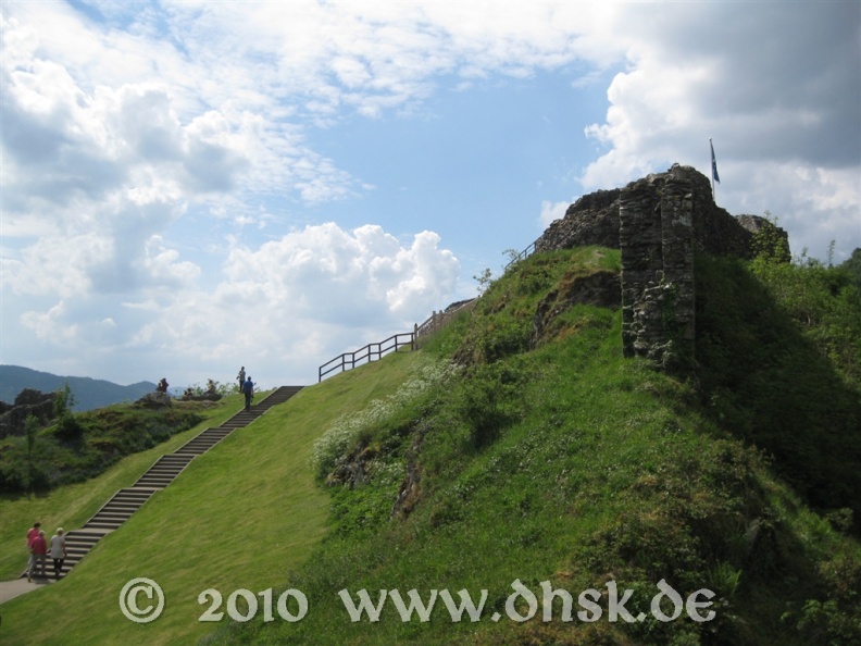 123_Treppen_zum_Urquhart_Castle.jpg