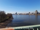Am Rhein, im Hintergrund der Dom