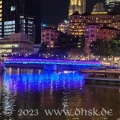 Blau beleuchtete Brücke über dem Singapore River
