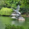 Skulptur von Gänsen mitten im See