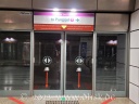 Sicherheitstüren vor den Gleisen der MRT