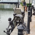 Statue von Jungs, die zum Baden in den Singapore River springen