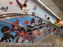 Farbenfrohe Malereien in einer MRT-Station