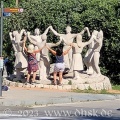 Touristen machen sich einen Spaß mit dem Denkmal