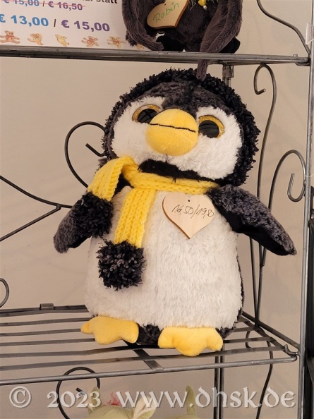 Ein kleiner Stofftier-Pinguin