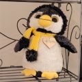 Ein kleiner Stofftier-Pinguin