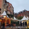 Weihnachtlich angehauchte Stände vor dem Schloss